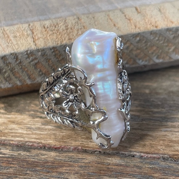 Sterling Silver & Mother of Pearl Ring - Picture 4 of 6